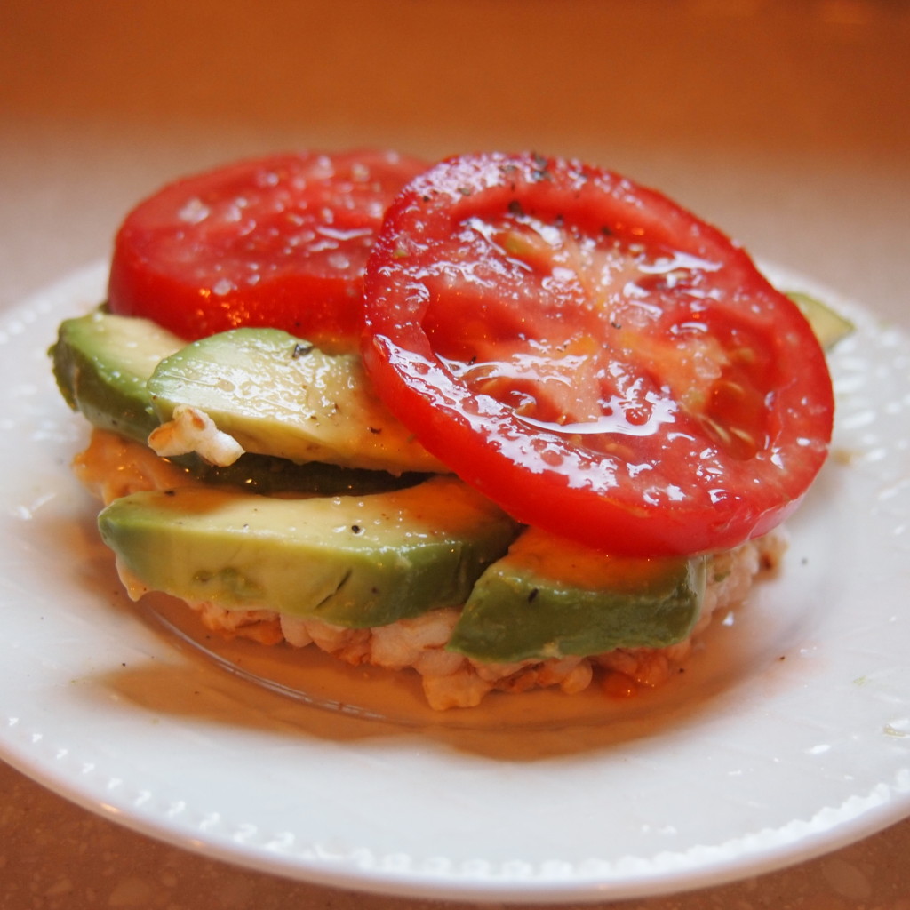 mid-morning-snack-idea-5-avocado-hummus-and-tomato-on-a-brown